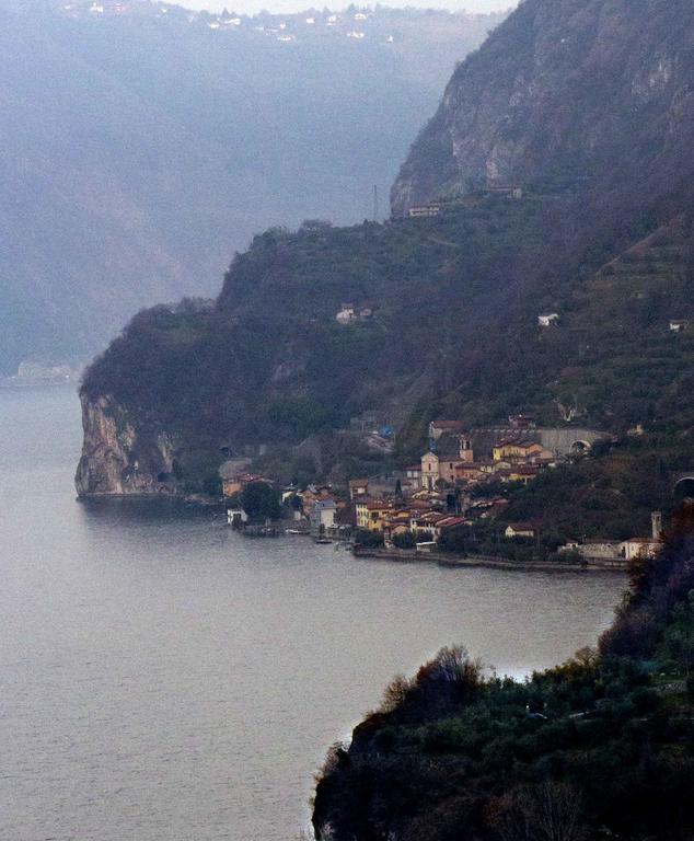 Magic On The Lake - Panoramic Marone Bagian luar foto